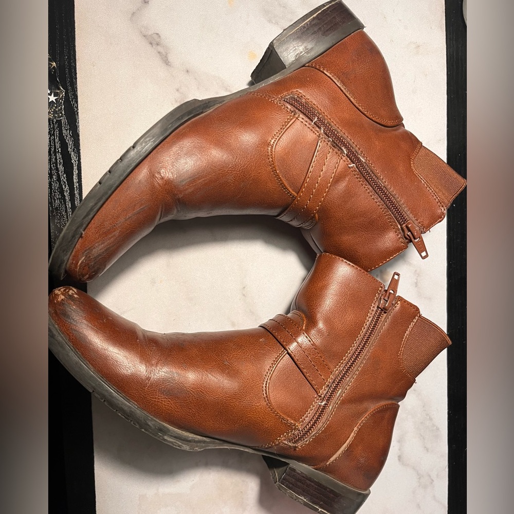 Brown used boots with a small heel. In good conditions.